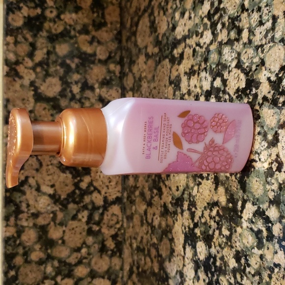 White Barn Bath & Body Bbw Blackberries Basil Gentle Foaming Hand